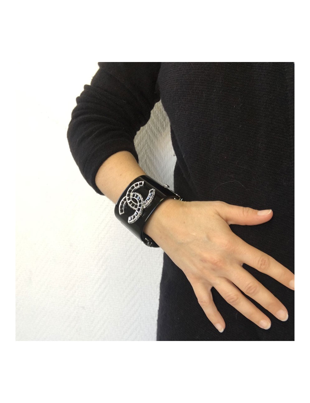 Manchette CHANEL noire et double C strass