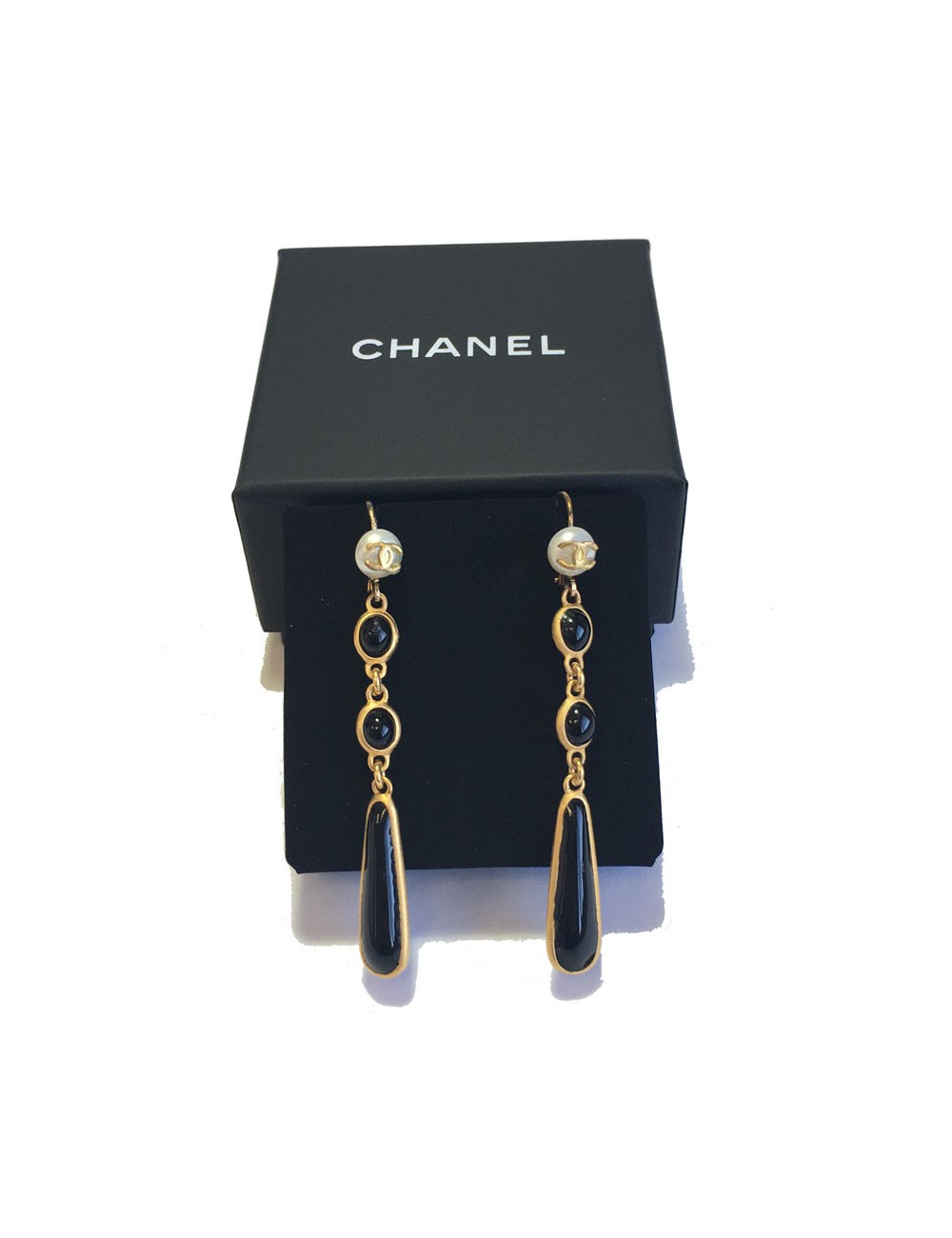 vvv Boucles d'oreilles clous CHANEL pendantes en métal doré, pâte de verre noire et perle nacrée