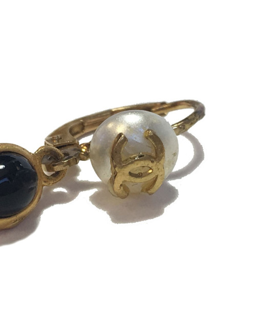 CHANEL pendant studs in gilded metal, black glass paste and pearl 