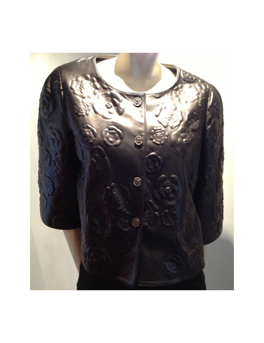 Veste CHANEL en cuir noir embossé de camélias