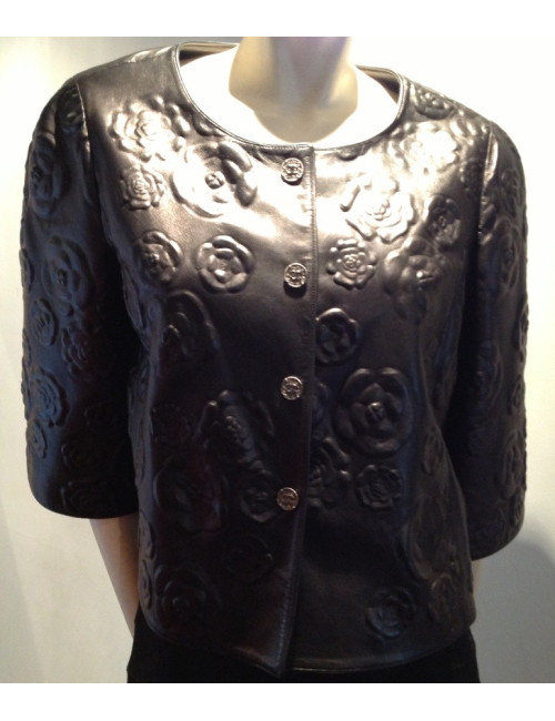 Veste CHANEL en cuir noir embossé de camélias