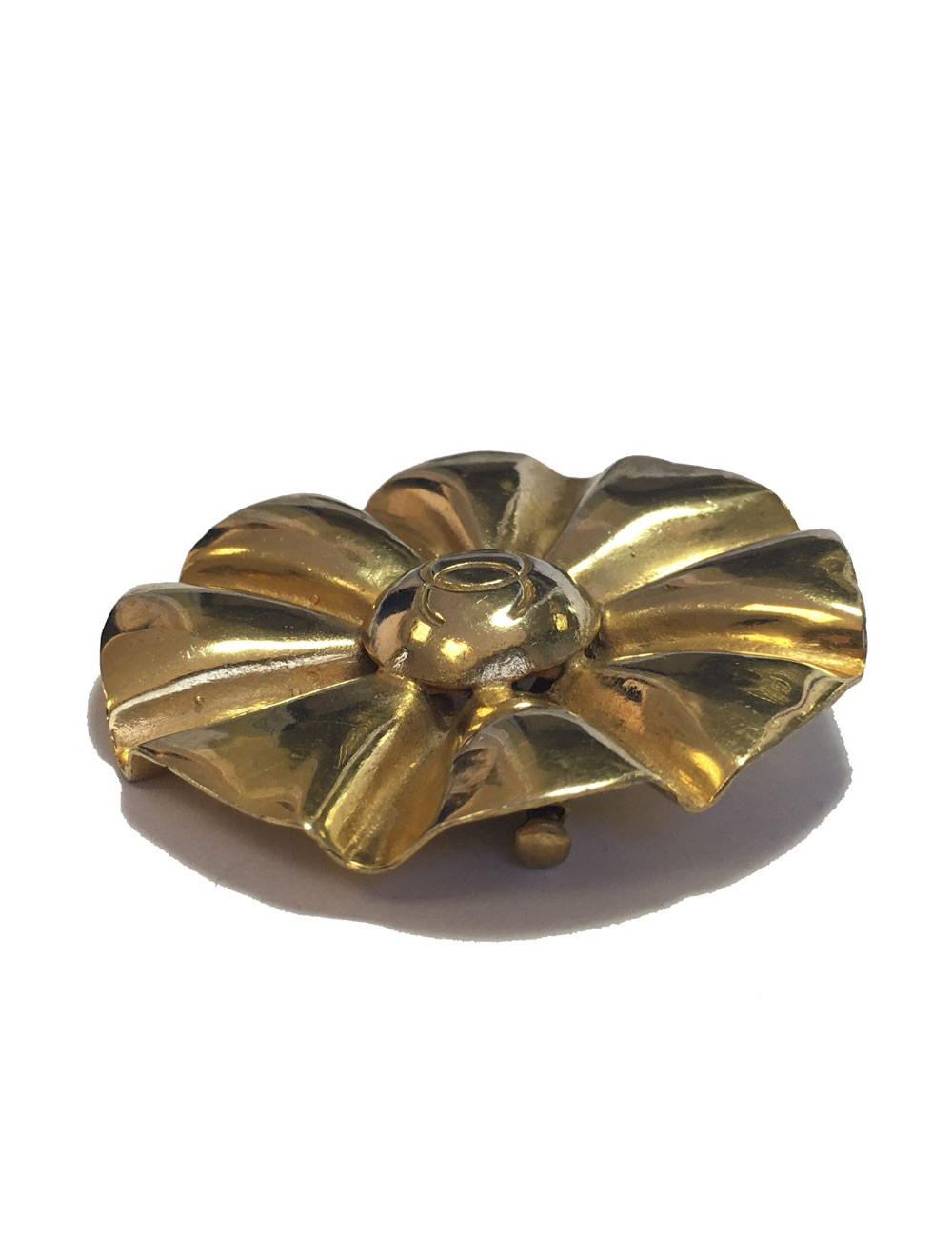 CHANEL Vintage brooch in gold brass metal