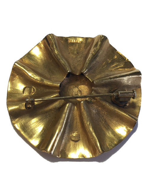 CHANEL Vintage brooch in gold brass metal