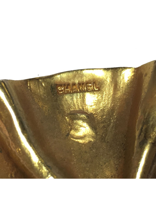 CHANEL Vintage brooch in gold brass metal