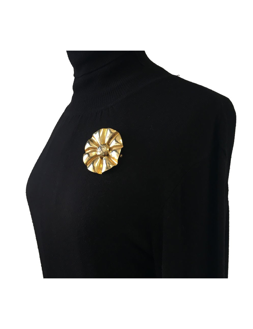 CHANEL Vintage brooch in gold brass metal