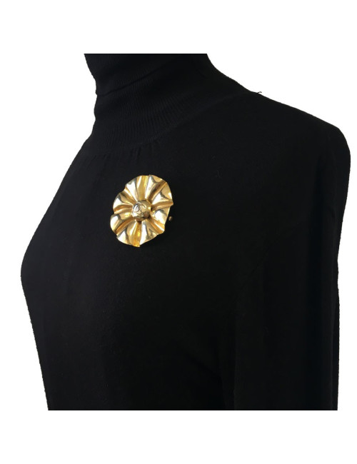 CHANEL Vintage brooch in gold brass metal