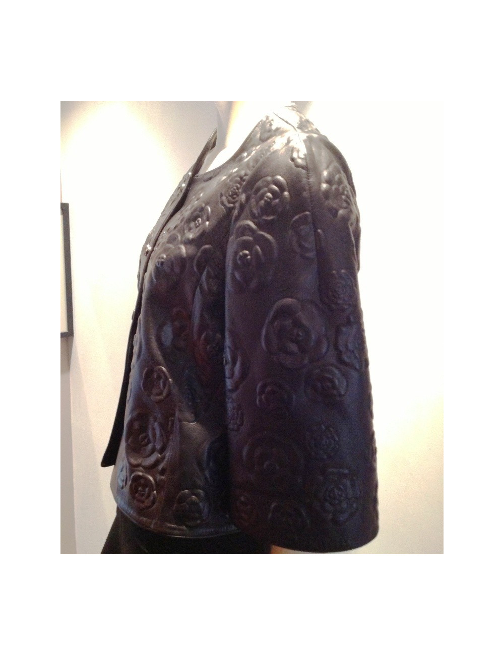 Veste CHANEL en cuir noir embossé de camélias