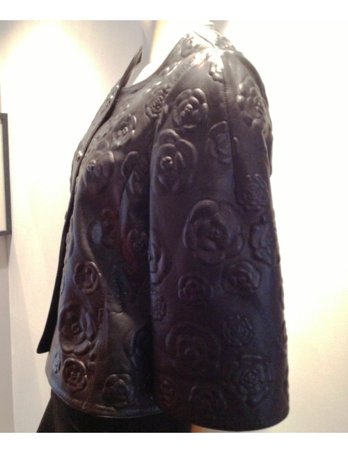 Veste CHANEL en cuir noir embossé de camélias
