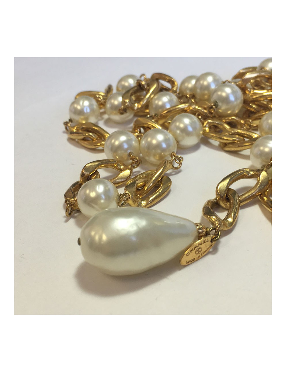 Ceinture  sautoir CHANEL vintage en perles nacrées et métal doré