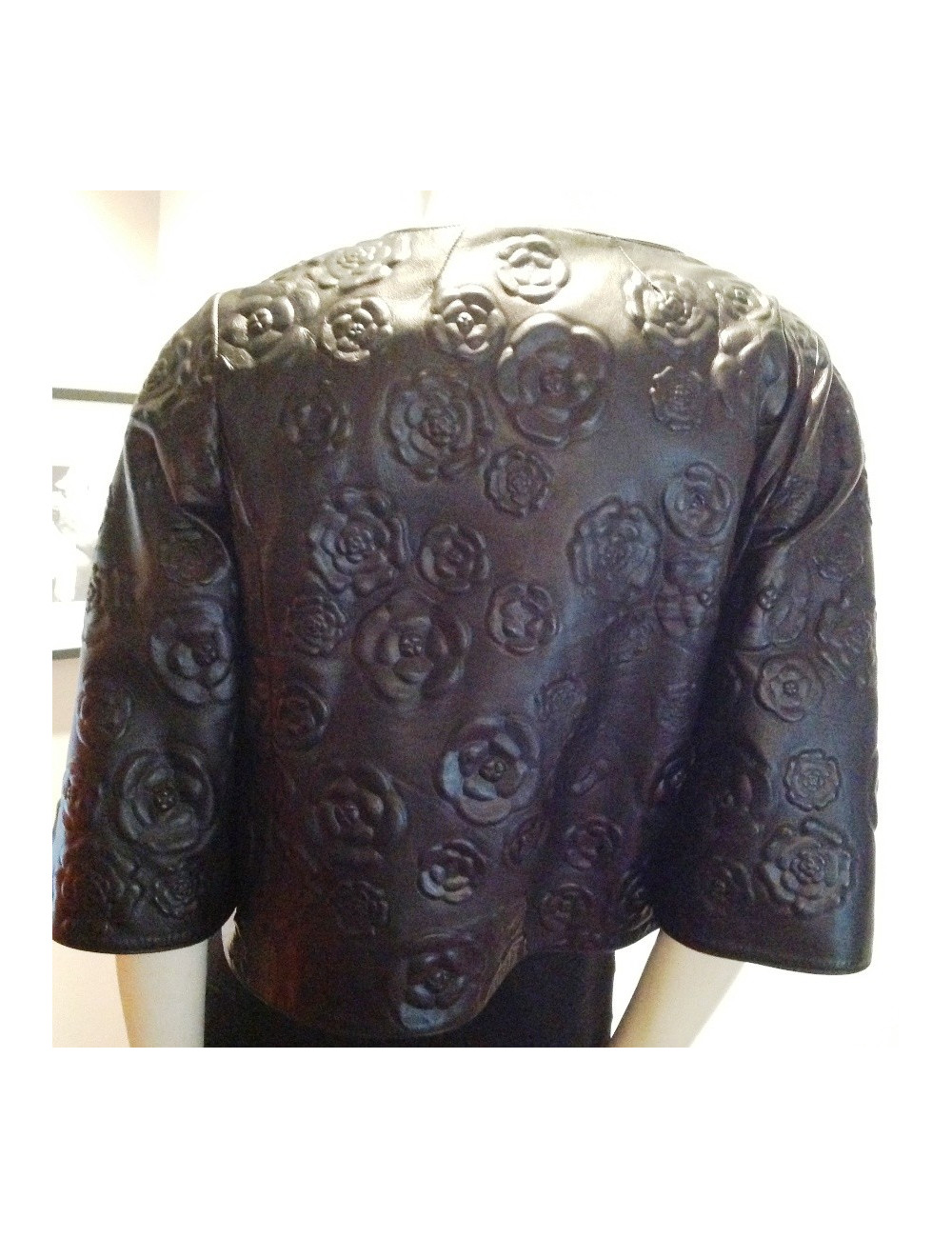 Veste CHANEL en cuir noir embossé de camélias