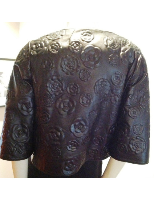 Veste CHANEL en cuir noir embossé de camélias
