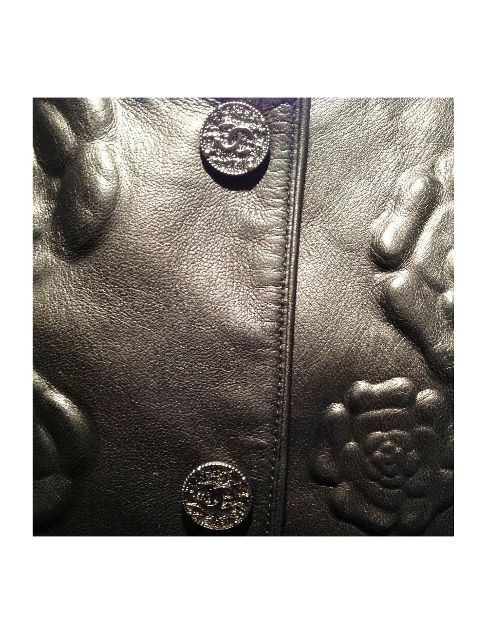 Veste CHANEL en cuir noir embossé de camélias