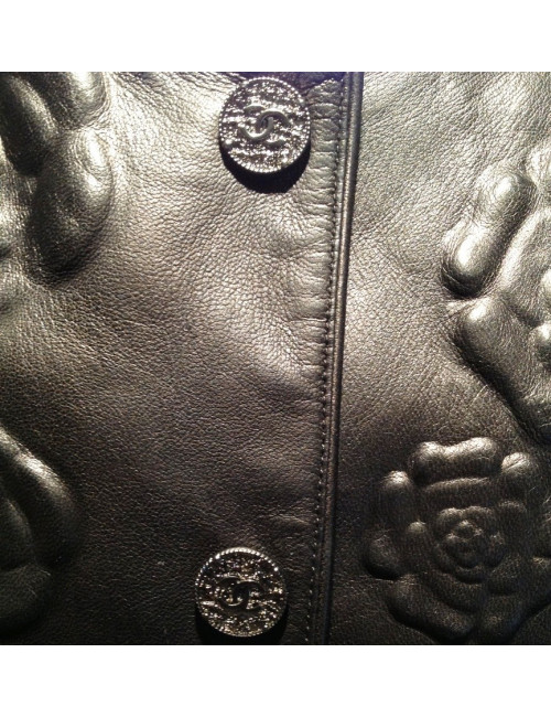 Veste CHANEL en cuir noir embossé de camélias