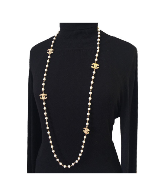 Sautoir CHANEL perles nacrées et double C doré
