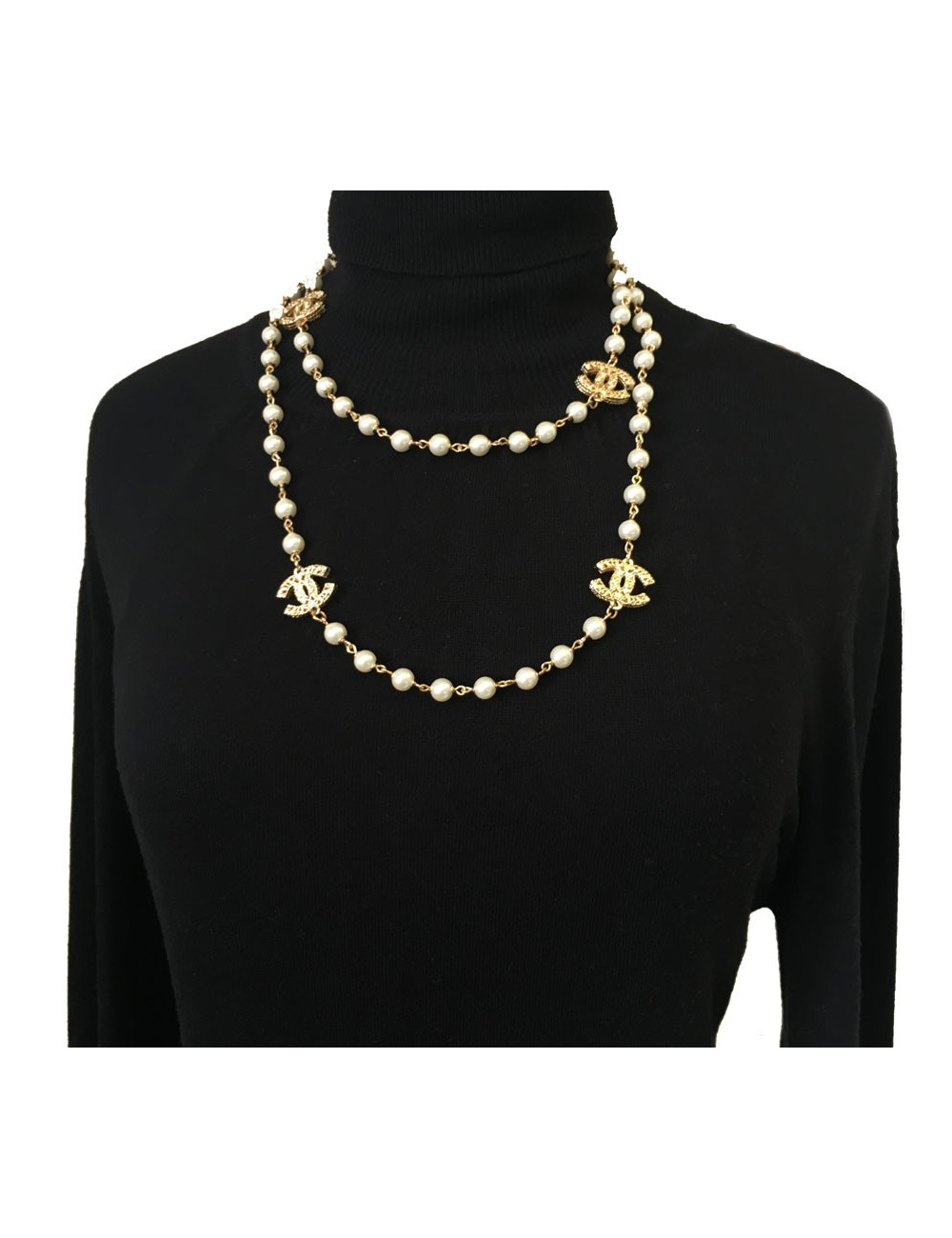 Sautoir CHANEL perles nacrées et double C doré