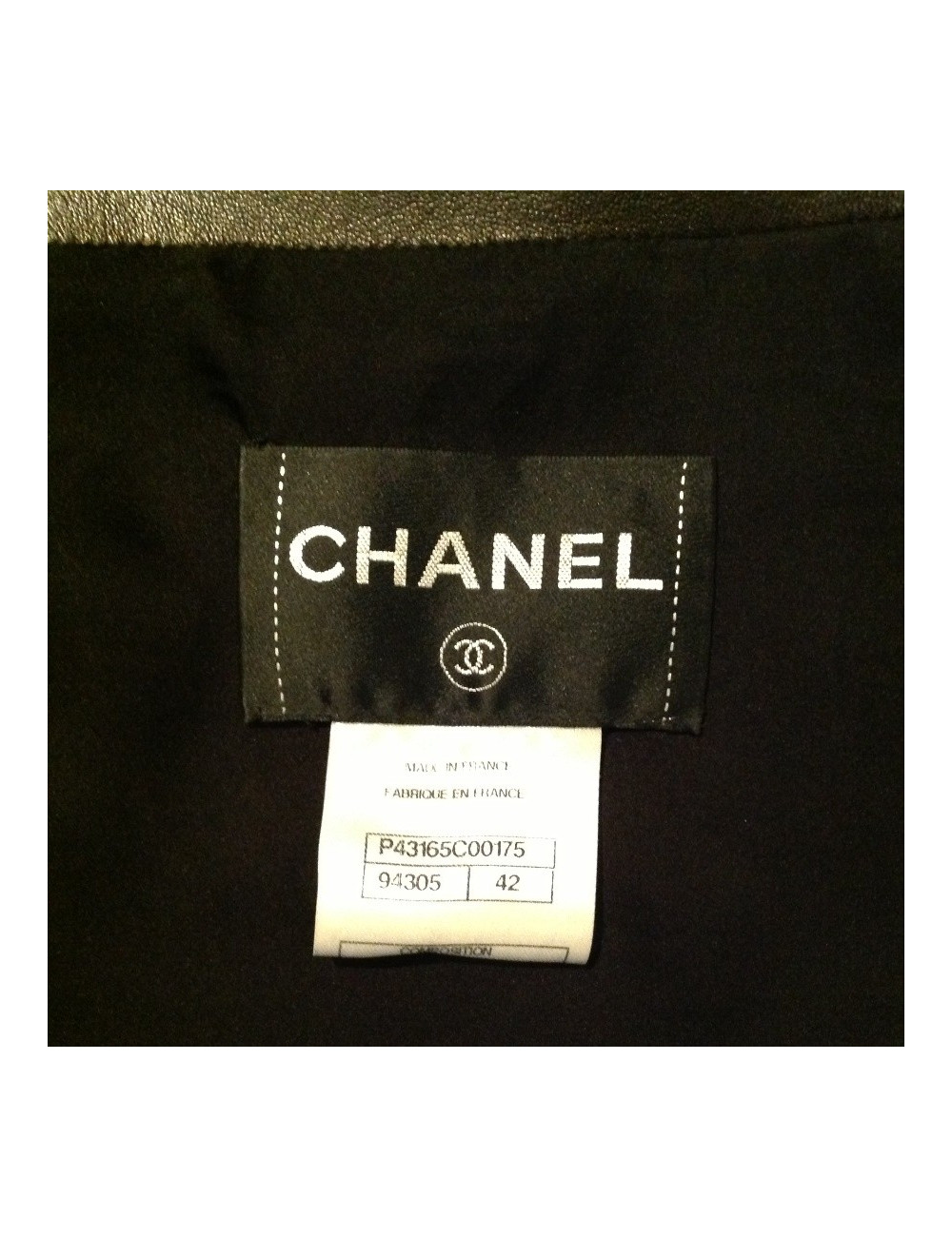 Veste CHANEL en cuir noir embossé de camélias