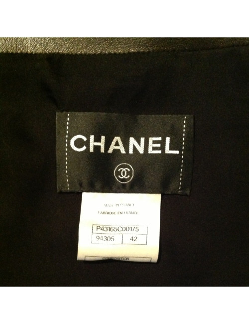 Veste CHANEL en cuir noir embossé de camélias