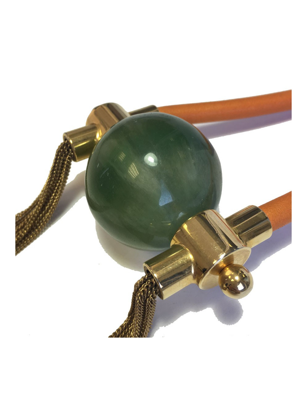 Sautoir en cuir orange, métal doré et pendentif pierre verte