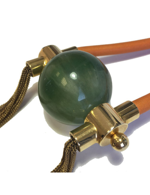 Sautoir en cuir orange, métal doré et pendentif pierre verte