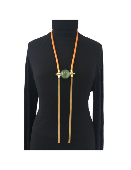 Sautoir en cuir orange, métal doré et pendentif pierre verte