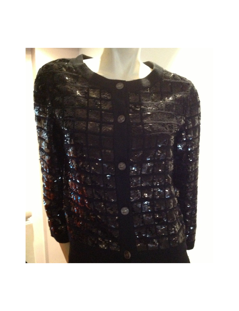 Gilet CHANEL en cachemire brodé de sequins noirs