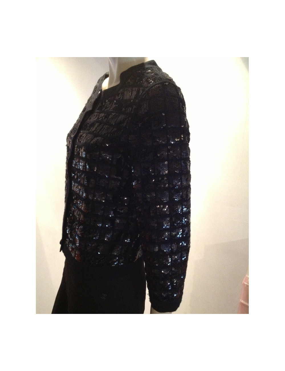 Gilet CHANEL en cachemire brodé de sequins noirs