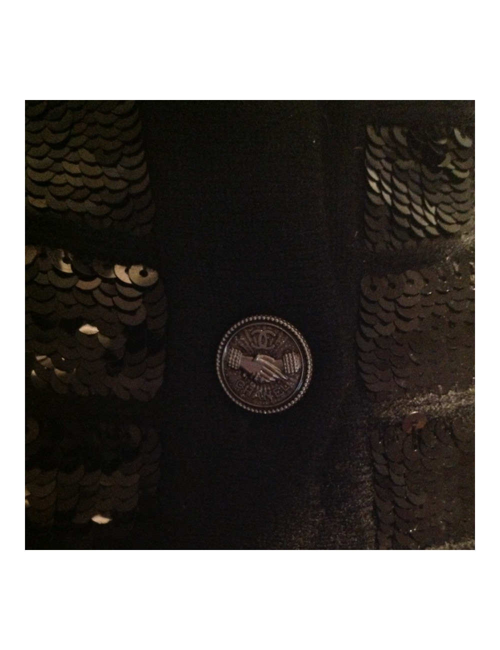 Gilet CHANEL en cachemire brodé de sequins noirs