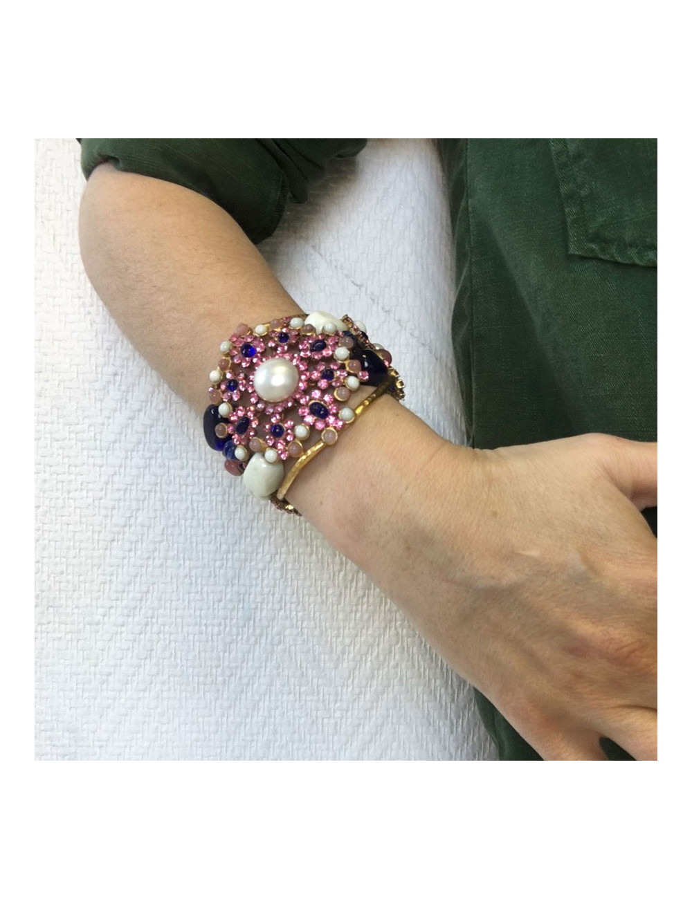 Manchette MARGUERITE de VALOIS byzantine en métal doré, pâte de verre, strass et perle nacrée