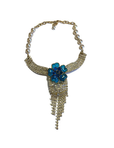 Collier ras de cou MARGUERITE de VALOIS fleur bleu saphir clair, strass et perles nacrées