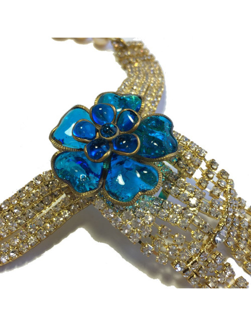 Collier ras de cou MARGUERITE de VALOIS fleur bleu saphir clair, strass et perles nacrées