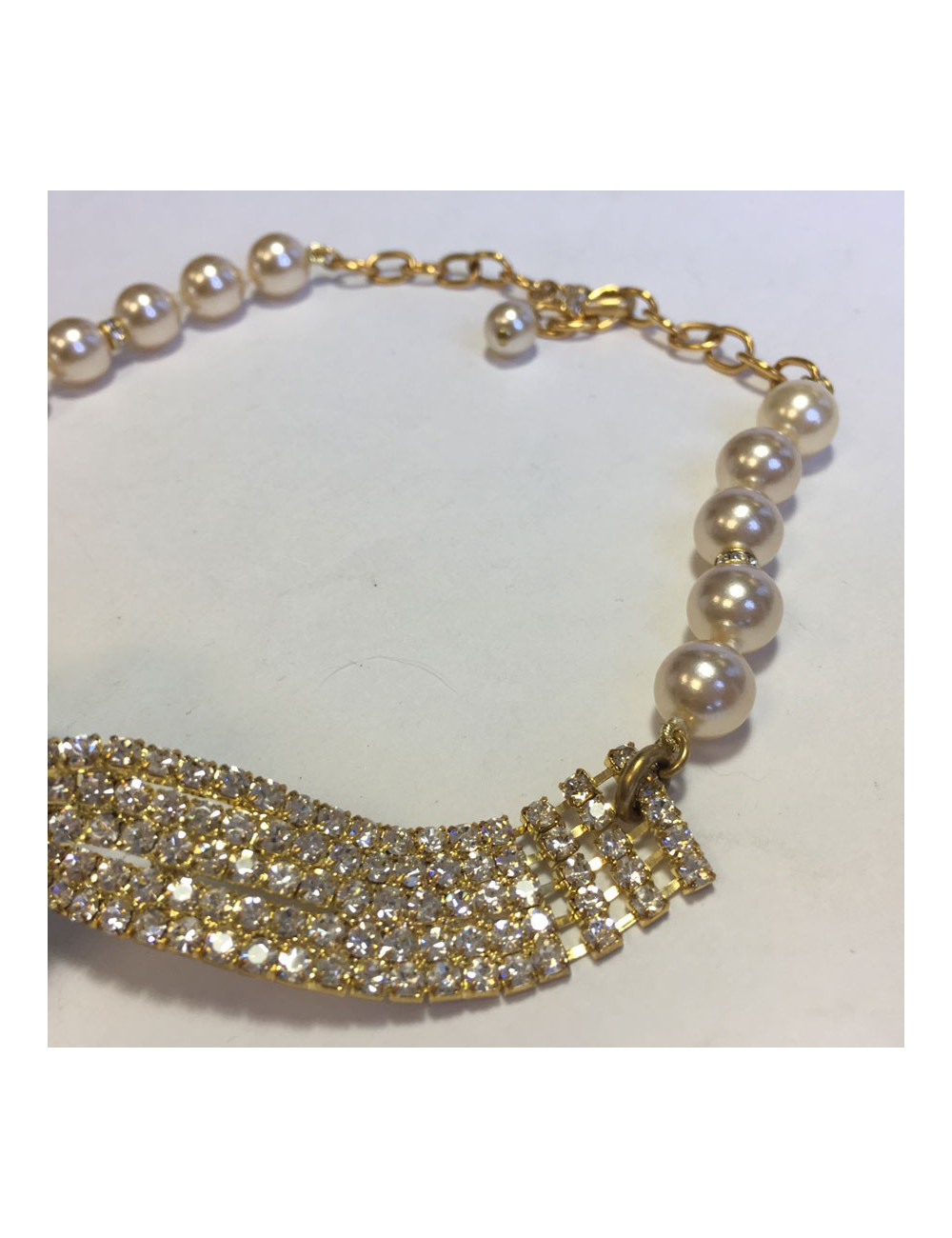 Collier ras de cou MARGUERITE de VALOIS fleur bleu saphir clair, strass et perles nacrées