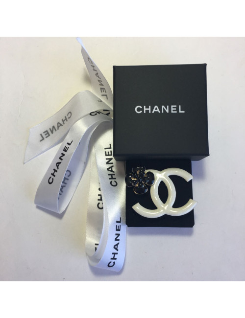 xxx Broche CHANEL double C en émail blanc et camélia en émail noir