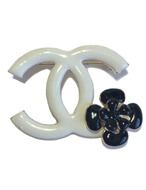 PIN CHANEL double C in white enamel and Camellia in black enamel