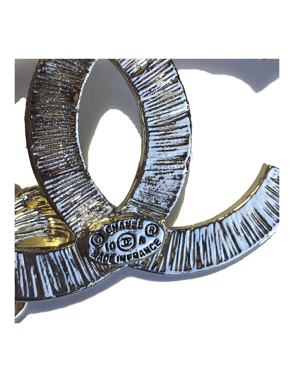 PIN CHANEL double C in white enamel and Camellia in black enamel