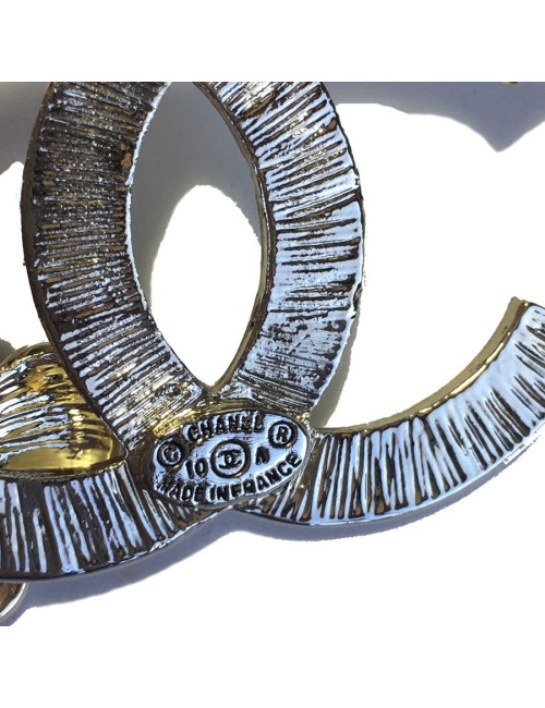 xxx Broche CHANEL double C en émail blanc et camélia en émail noir