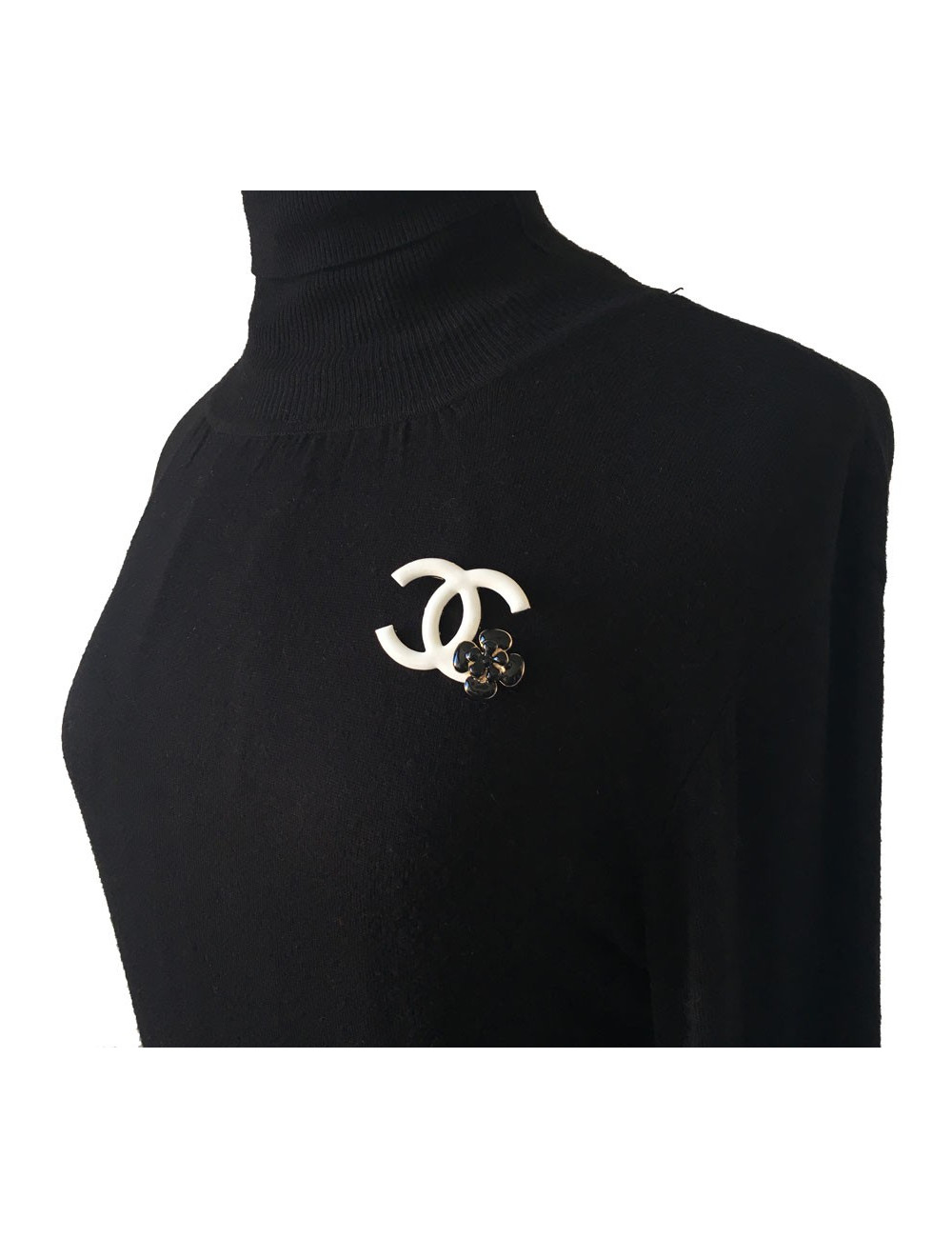PIN CHANEL double C in white enamel and Camellia in black enamel