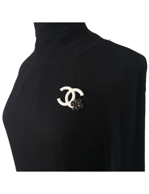xxx Broche CHANEL double C en émail blanc et camélia en émail noir