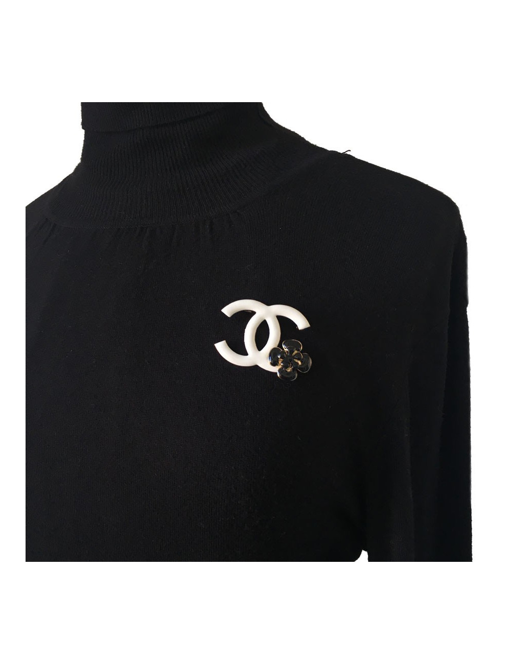 PIN CHANEL double C in white enamel and Camellia in black enamel