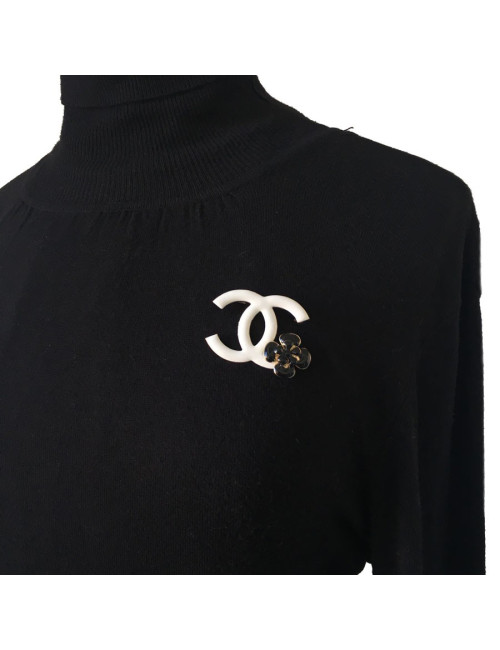 xxx Broche CHANEL double C en émail blanc et camélia en émail noir