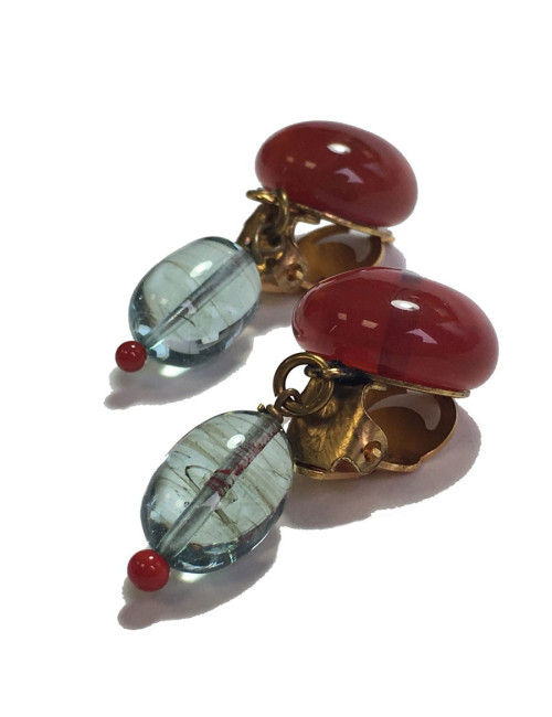 Boucles d'oreille clips MARGUERITE DE VALOIS en pâte de verre rouge et bleu très clair