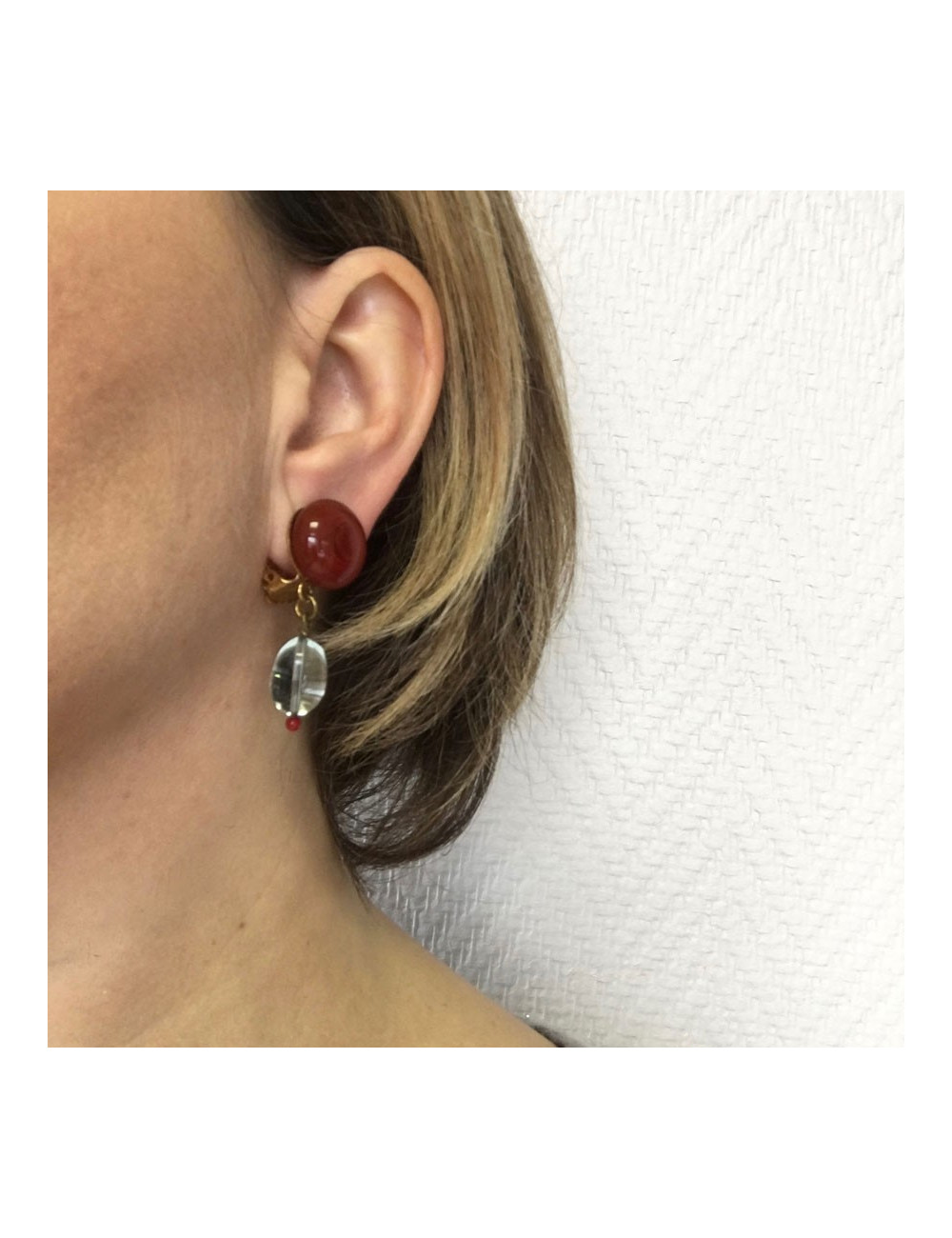 Boucles d'oreille clips MARGUERITE DE VALOIS en pâte de verre rouge et bleu très clair