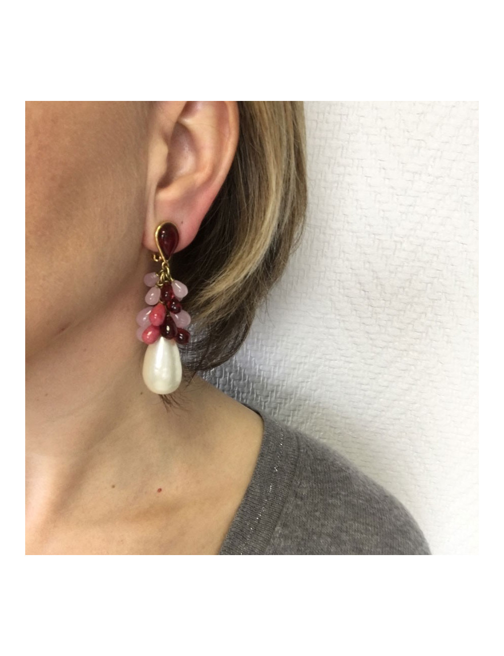 Boucles d'oreille clips Couture Marguerite de Valois en pâte de verre rose, rouge et nacrée