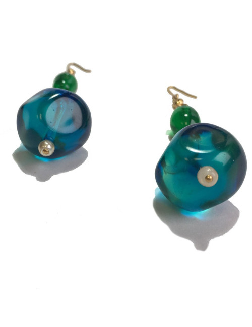 Boucles d'oreille clous MARGUERITE DE VALOIS en pâte de verre bleu et résine verte