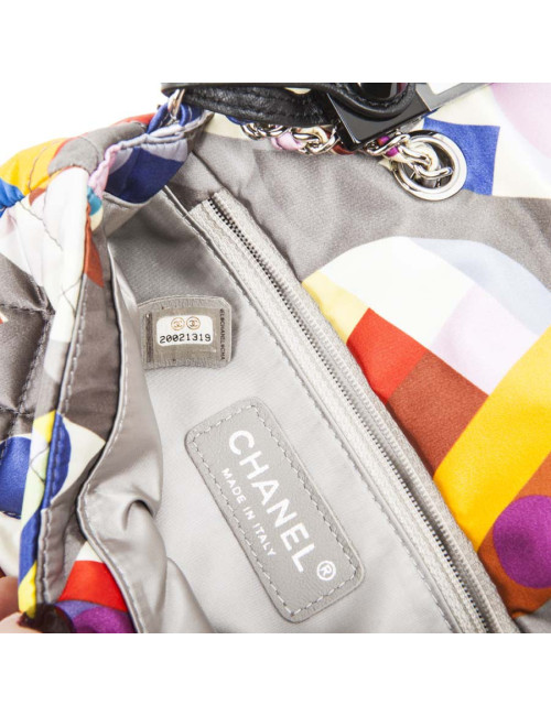 Sac CHANEL en soie motifs géométriques multicolores