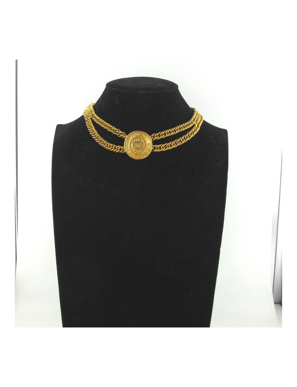 Collier CHANEL vintage médaillon rue Cambon