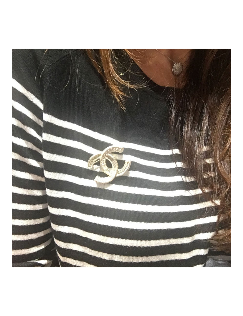 Broche CC en strass et métal doré