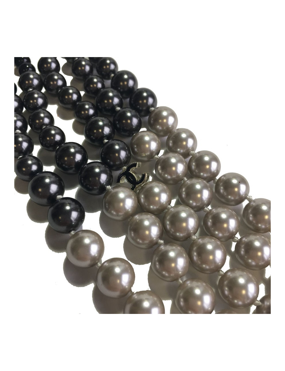Collier 5 rangs CHANEL en perles nacrées beige, gris, anthracite et noir