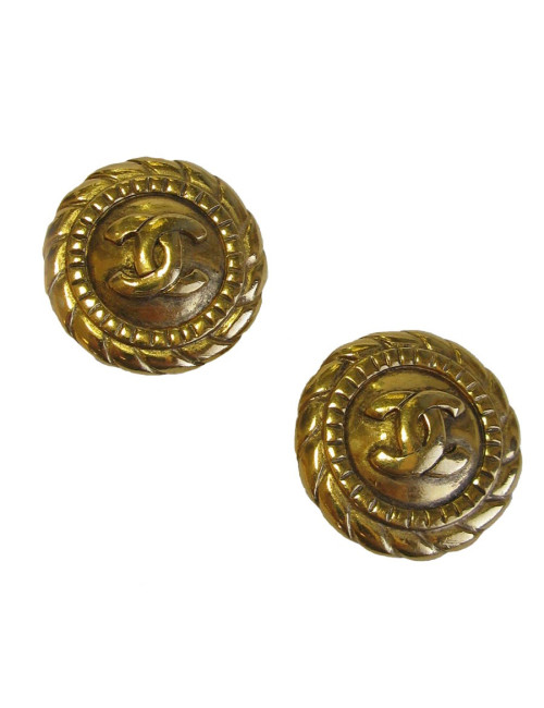 xxx Boucles d"oreille clips CHANEL vintage en métal doré.