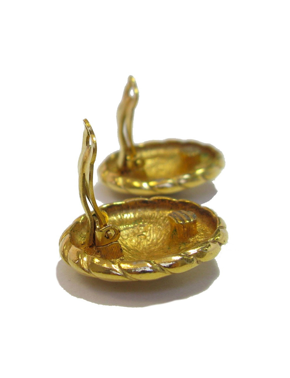 xxx Boucles d"oreille clips CHANEL vintage en métal doré.