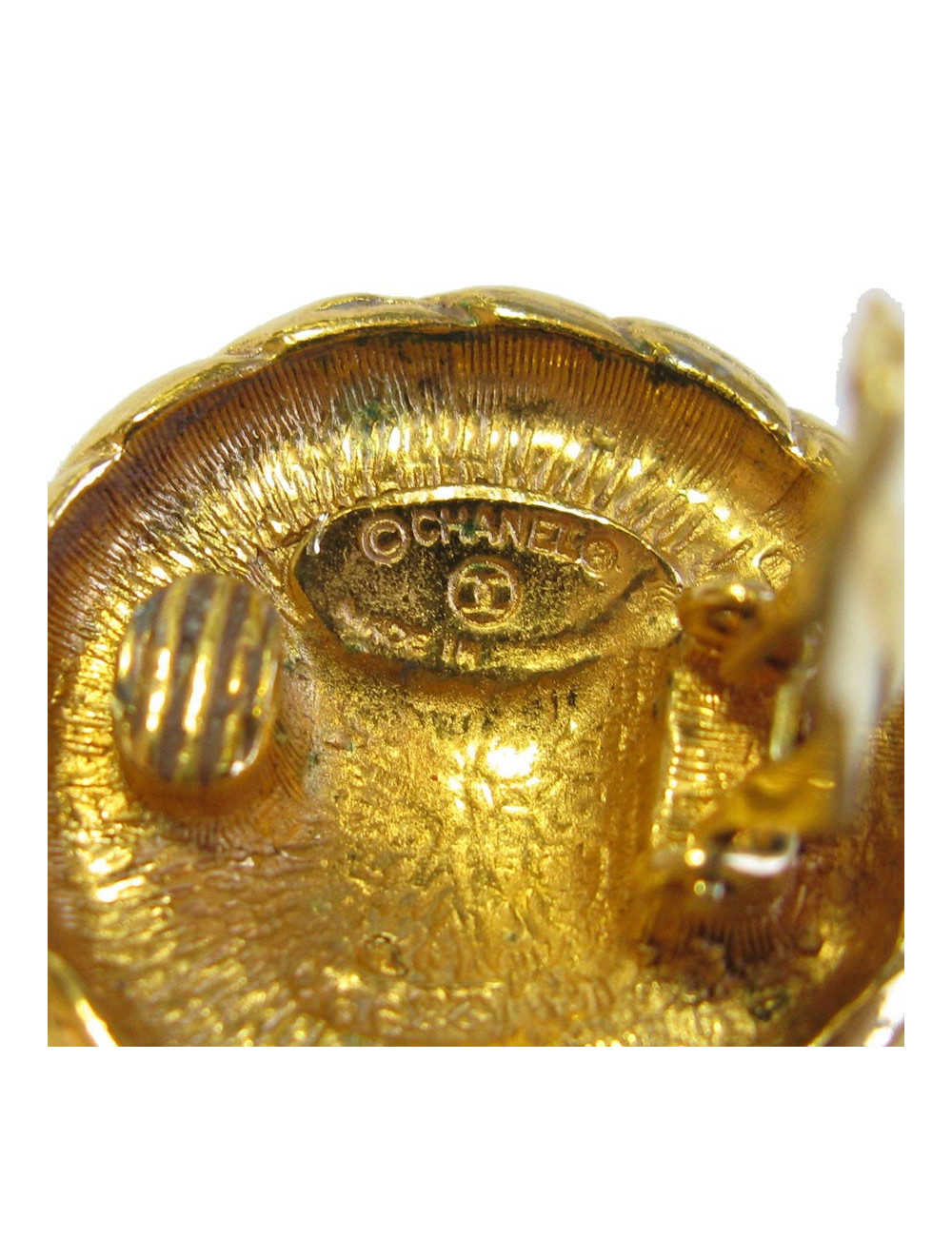 xxx Boucles d"oreille clips CHANEL vintage en métal doré.